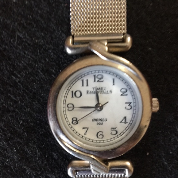 Vintage Timex Essentials Silver Watch (1990s) - Picture 3 of 4